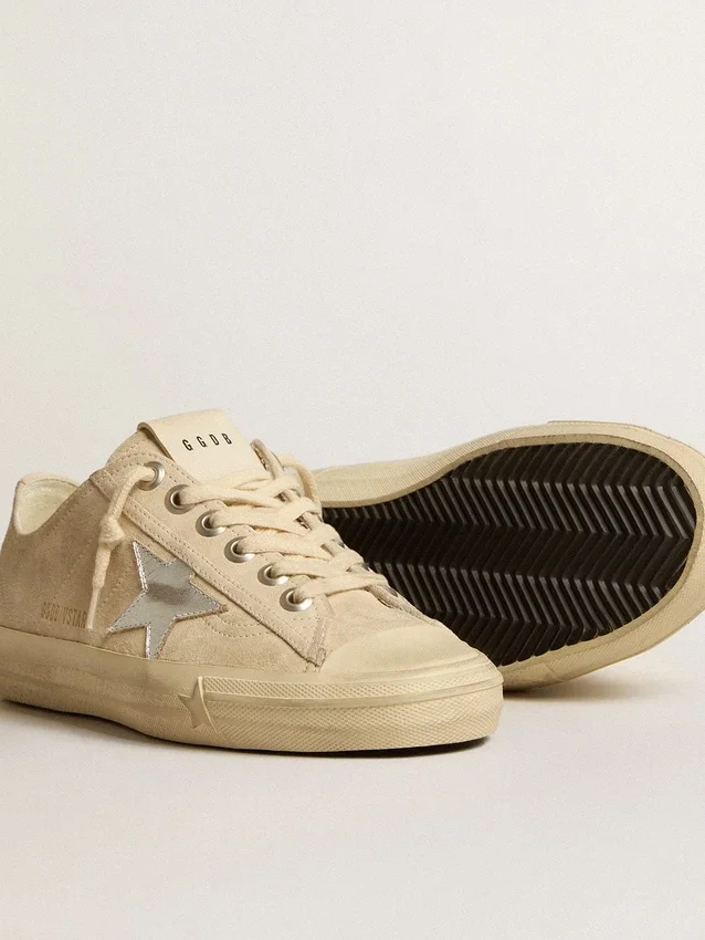 V-Star für Damen aus perlfarbenem Wildleder mit silbermetallischem Lederstern
