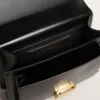 Venezia-Tasche aus schwarzem, geprägtem Leder mit Schal und doppeltem Anhänger