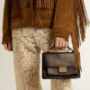 Venezia-Tasche aus vintage-braunem, geprägtem Leder mit goldenen Details