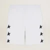 Vintage-weiße Bermuda-Shorts für Herren mit kontrastierenden schwarzen Sternen