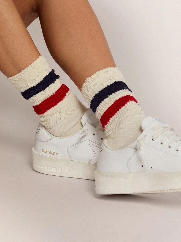Vintage-weiße Socken mit Used-Look-Details und zweifarbigen Streifen
