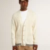 Weiße Herren-Strickjacke aus Baumwolle mit Zopfmuster und blauen Bündchen
