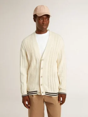 Weiße Herren-Strickjacke aus Baumwolle mit Zopfmuster und blauen Bündchen