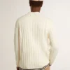 Weiße Herren-Strickjacke aus Baumwolle mit Zopfmuster und blauen Bündchen