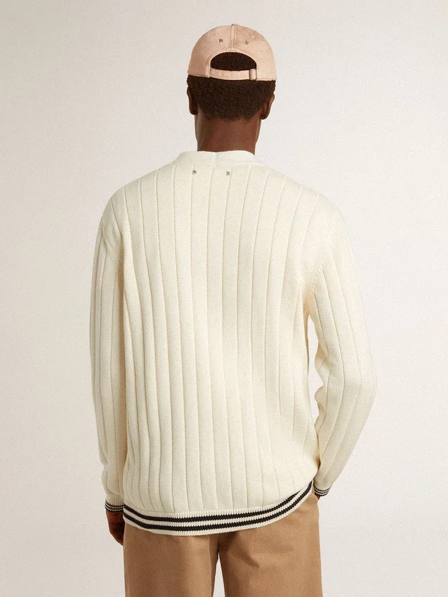 Weiße Herren-Strickjacke aus Baumwolle mit Zopfmuster und blauen Bündchen