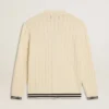 Weiße Herren-Strickjacke aus Baumwolle mit Zopfmuster und blauen Bündchen
