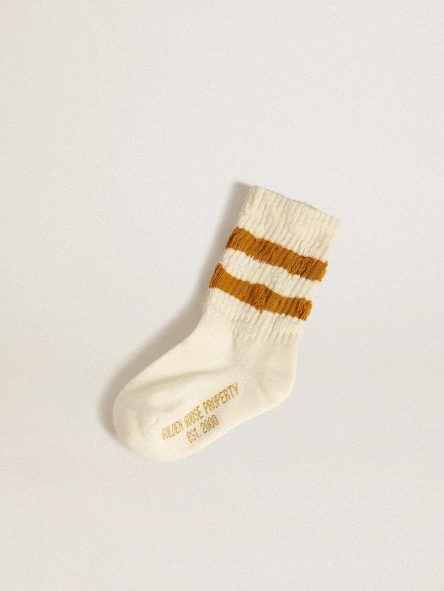 Weiße Kindersocken mit tabakfarbenen Streifen