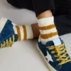 Weiße Kindersocken mit tabakfarbenen Streifen