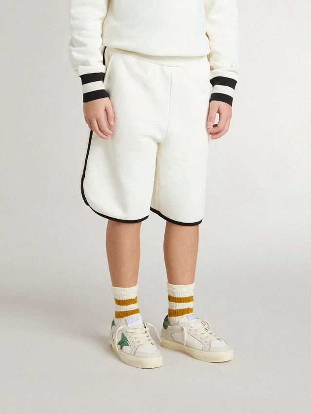 Weiße Shorts für Jungen mit gesticktem Logo