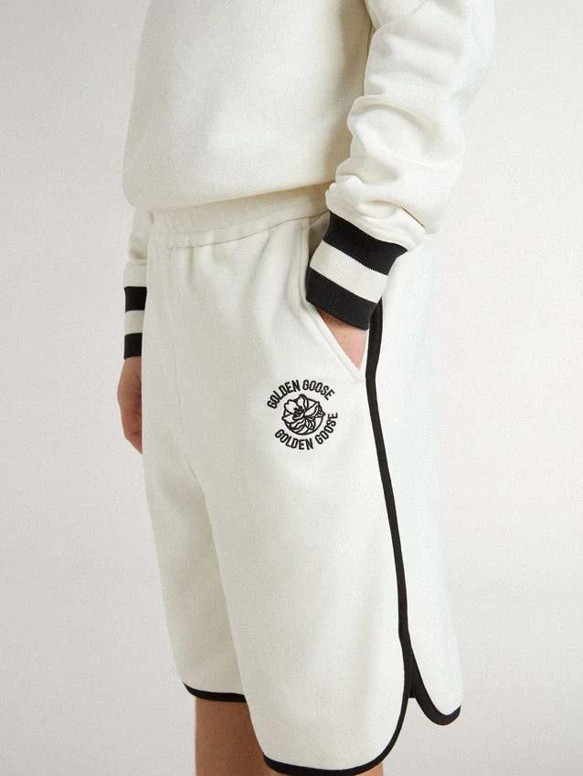Weiße Shorts für Jungen mit gesticktem Logo