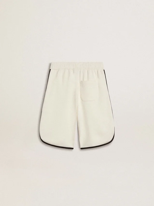 Weiße Shorts für Jungen mit gesticktem Logo