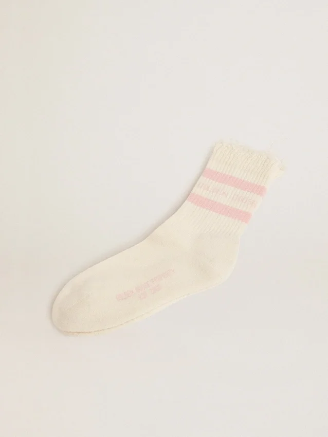 Weiße Socken im Distressed-Look mit babyrosa Logo und Streifen