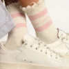Weiße Socken im Distressed-Look mit babyrosa Logo und Streifen