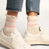 Weiße Socken im Distressed-Look mit babyrosa Logo und Streifen