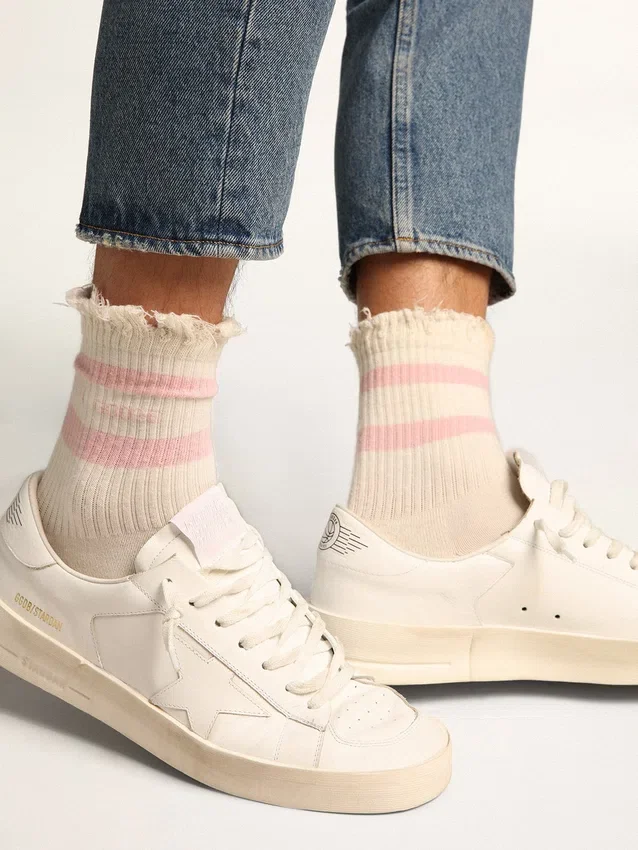 Weiße Socken im Distressed-Look mit babyrosa Logo und Streifen