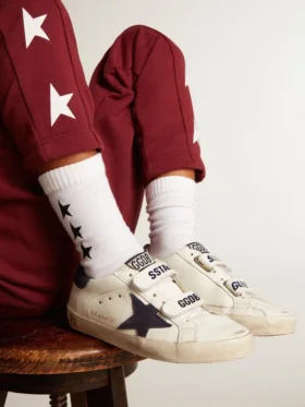 Weiße Socken mit kontrastierenden schwarzen Sternen