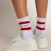 Weiße Socken mit Used-Look-Details und roten Streifen