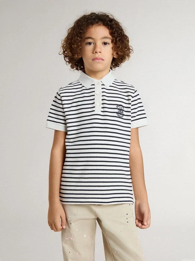 Weißes Baumwoll-Polohemd für Jungen mit marineblauen Streifen und Stickerei