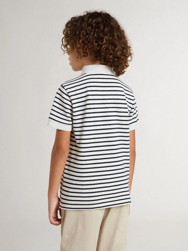 Weißes Baumwoll-Polohemd für Jungen mit marineblauen Streifen und Stickerei