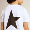 Weißes Hemd mit kontrastierendem schwarzem Logo und Stern