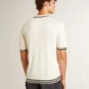 Weißes, im Used-Look gehaltenes Strick-Poloshirt für Herren mit blauen Rippbündchen