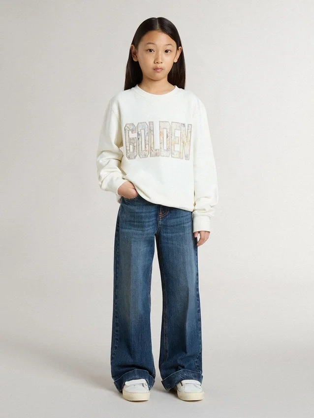 Weißes Mädchen-Sweatshirt mit mehrfarbigem goldenem Schriftzug auf der Vorderseite