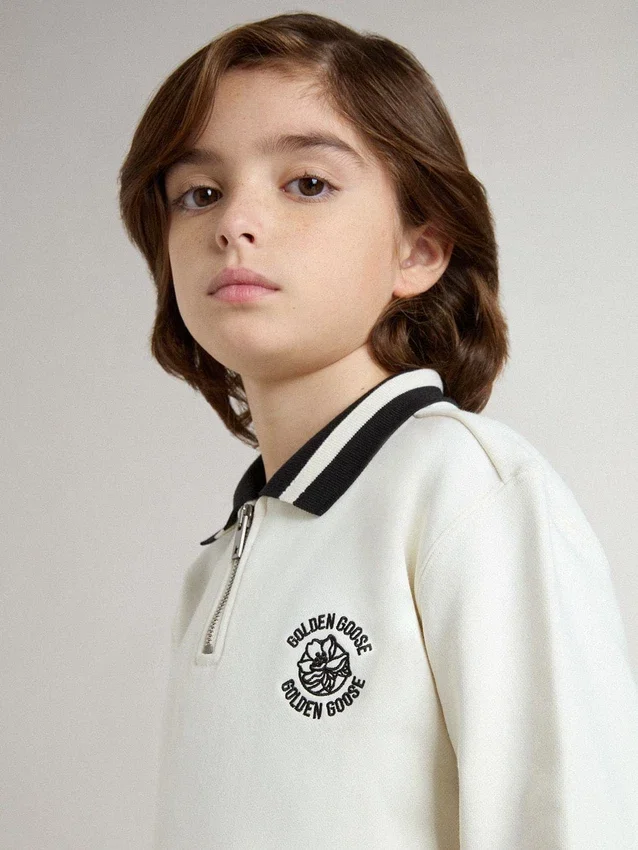 Weißes Polo-Sweatshirt für Kinder aus Baumwolle mit Stickerei auf der Brust und Aufdruck auf der Rückseite