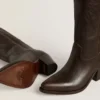 „Wish Star“-Stiefel aus dunkelbraunem Leder mit ton-in-ton gesticktem Stern