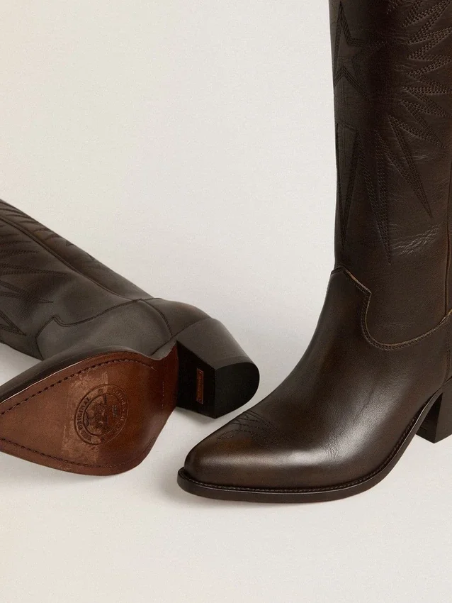 „Wish Star“-Stiefel aus dunkelbraunem Leder mit ton-in-ton gesticktem Stern