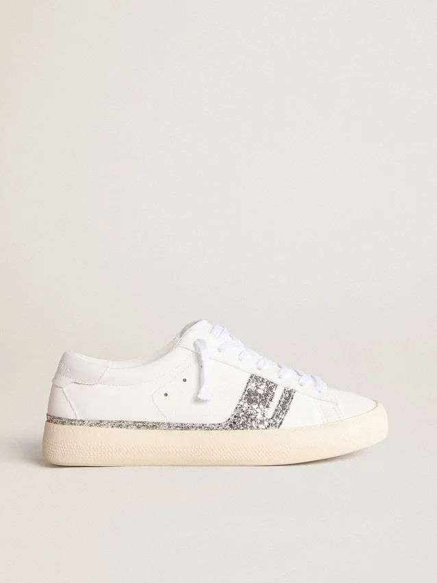 Yatay Modell 1B – nachhaltige Sneaker mit weißem, biobasiertem Obermaterial und silbernem, recyceltem Glitzer Y