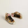 Young Francy Penstar mit goldenen Pailletten und eisgrauem Wildlederstern