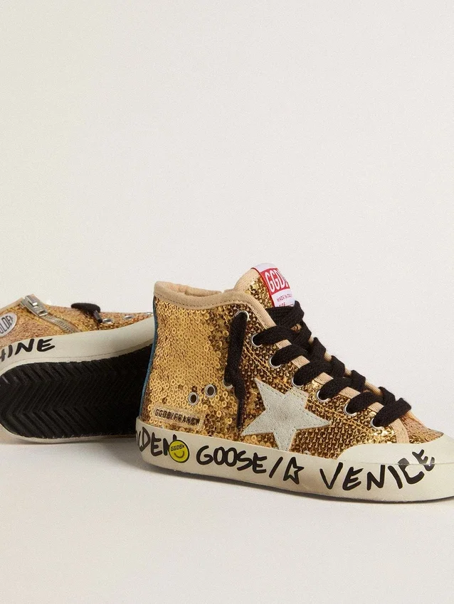 Young Francy Penstar mit goldenen Pailletten und eisgrauem Wildlederstern