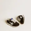 „Young Marathon“ aus schwarzem Nylon mit aufgedrucktem Stern und Lederlasche an der Ferse