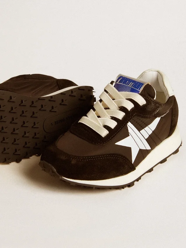 „Young Marathon“ aus schwarzem Nylon mit aufgedrucktem Stern und Lederlasche an der Ferse
