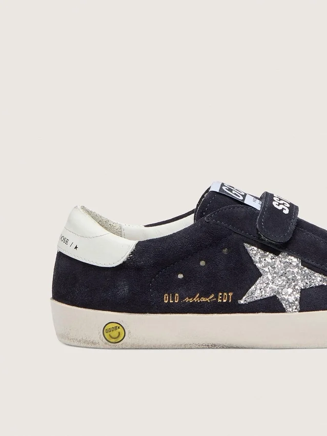 „Young Old School“ aus blauem Wildleder mit silbernem Glitzerstern und weißer Lederlasche an der Ferse