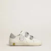 „Young Old School“ aus weißem Leder mit silberner Fersenlasche und Riemen aus Swarovski-Kristallen