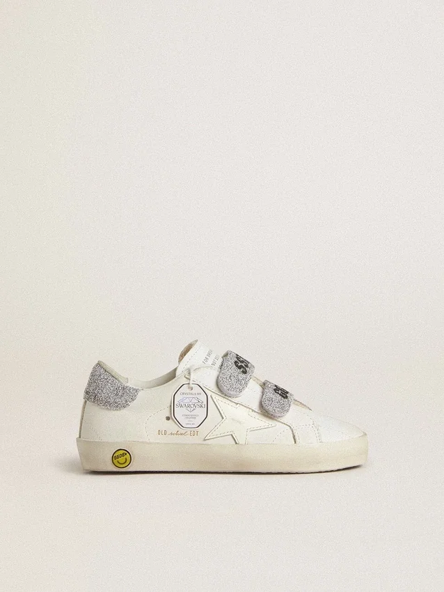 „Young Old School“ aus weißem Leder mit silberner Fersenlasche und Riemen aus Swarovski-Kristallen