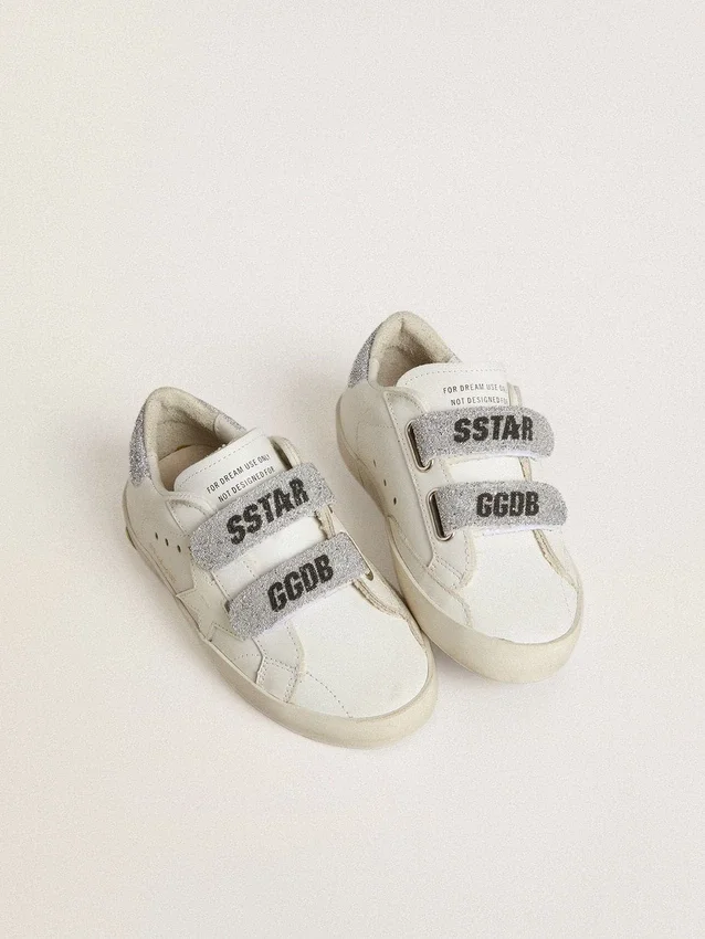 „Young Old School“ aus weißem Leder mit silberner Fersenlasche und Riemen aus Swarovski-Kristallen