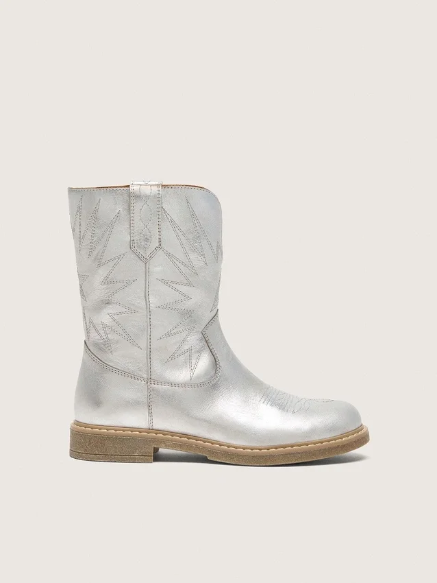 „Young Wish“-Stiefel aus silbernem Metallic-Leder mit Sternstickerei