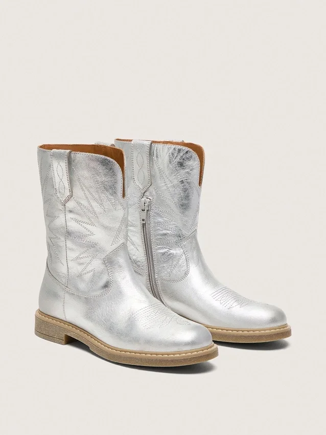 „Young Wish“-Stiefel aus silbernem Metallic-Leder mit Sternstickerei