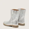 „Young Wish“-Stiefel aus silbernem Metallic-Leder mit Sternstickerei