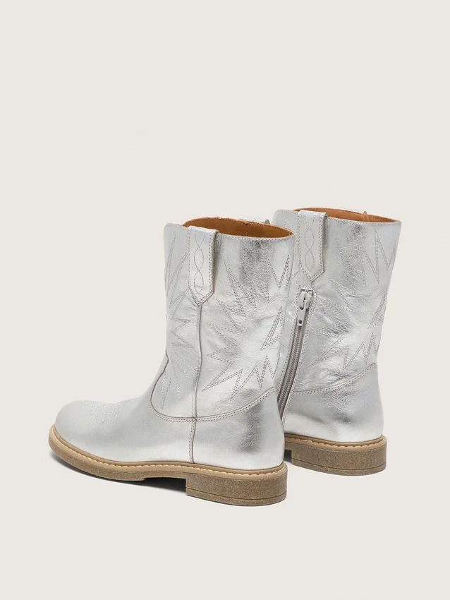 „Young Wish“-Stiefel aus silbernem Metallic-Leder mit Sternstickerei