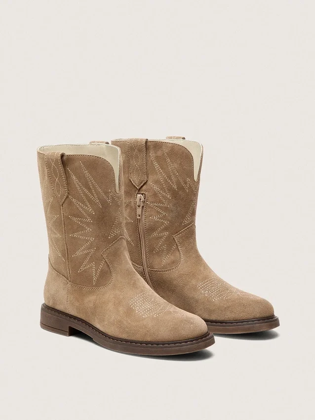 „Young Wish“-Stiefel aus taubengrauem Wildleder mit Sternstickerei