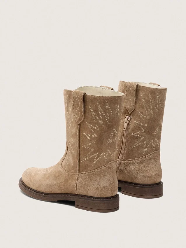 „Young Wish“-Stiefel aus taubengrauem Wildleder mit Sternstickerei