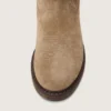 „Young Wish“-Stiefel aus taubengrauem Wildleder mit Sternstickerei