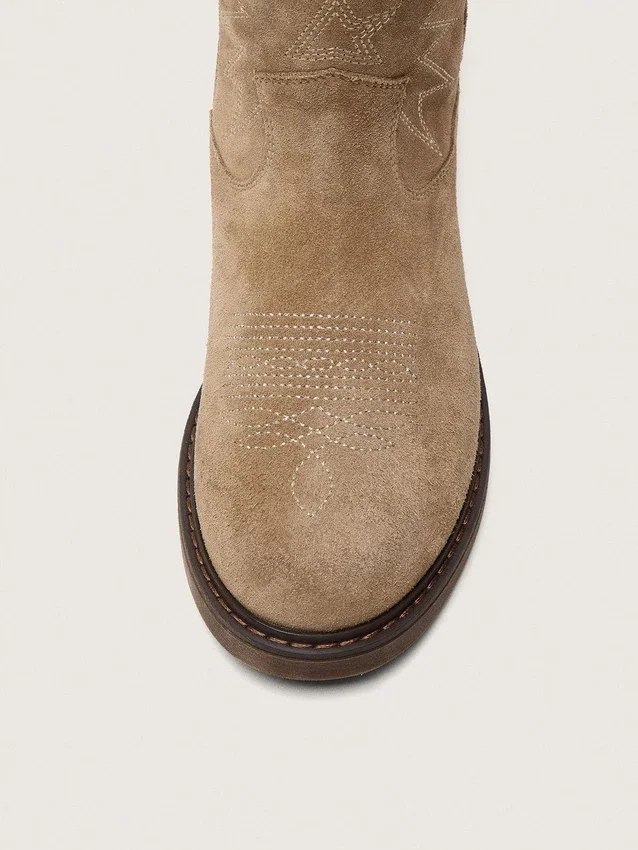 „Young Wish“-Stiefel aus taubengrauem Wildleder mit Sternstickerei